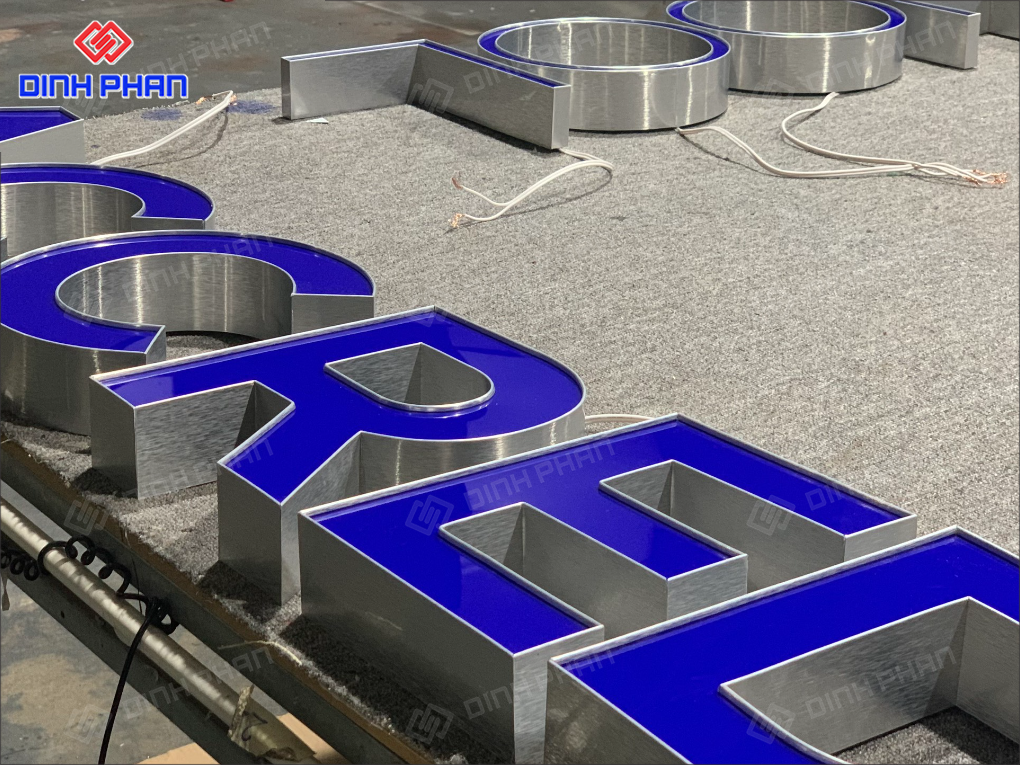 Chữ nhôm trắng xước sang trọng, bền, giá tốt Chữ nhôm trắng xước