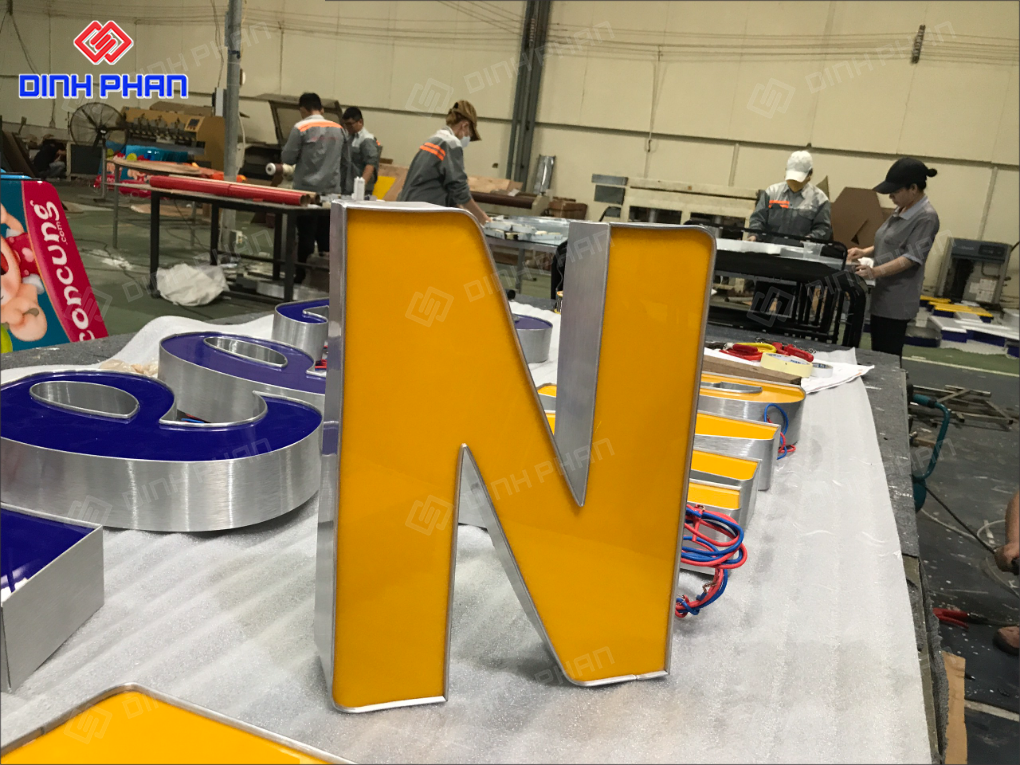 Chữ nhôm trắng xước sang trọng, bền, giá tốt Chữ nhôm trắng xước
