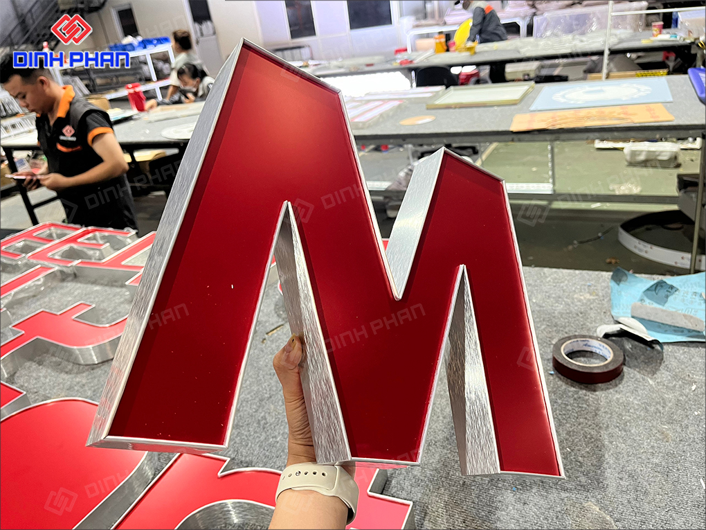 Chữ nhôm có gờ