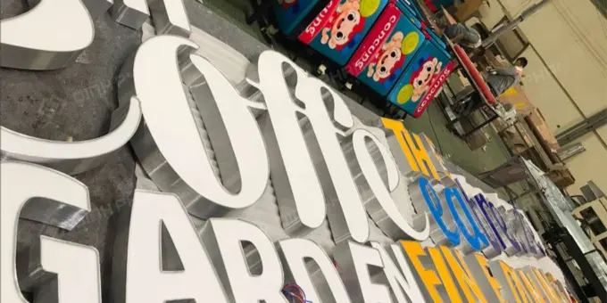 Chữ nhôm có gờ