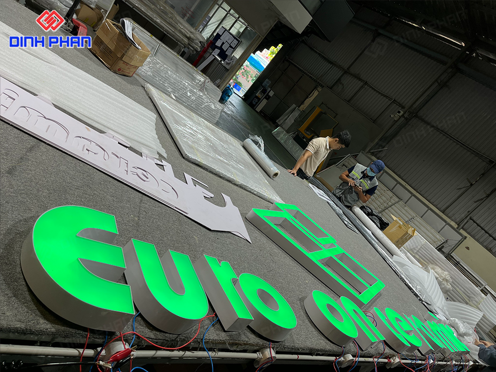 Chữ nhôm có gờ