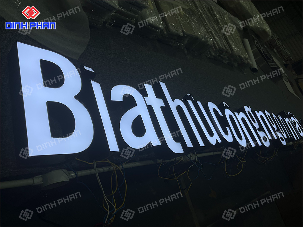 Chữ nhôm có gờ