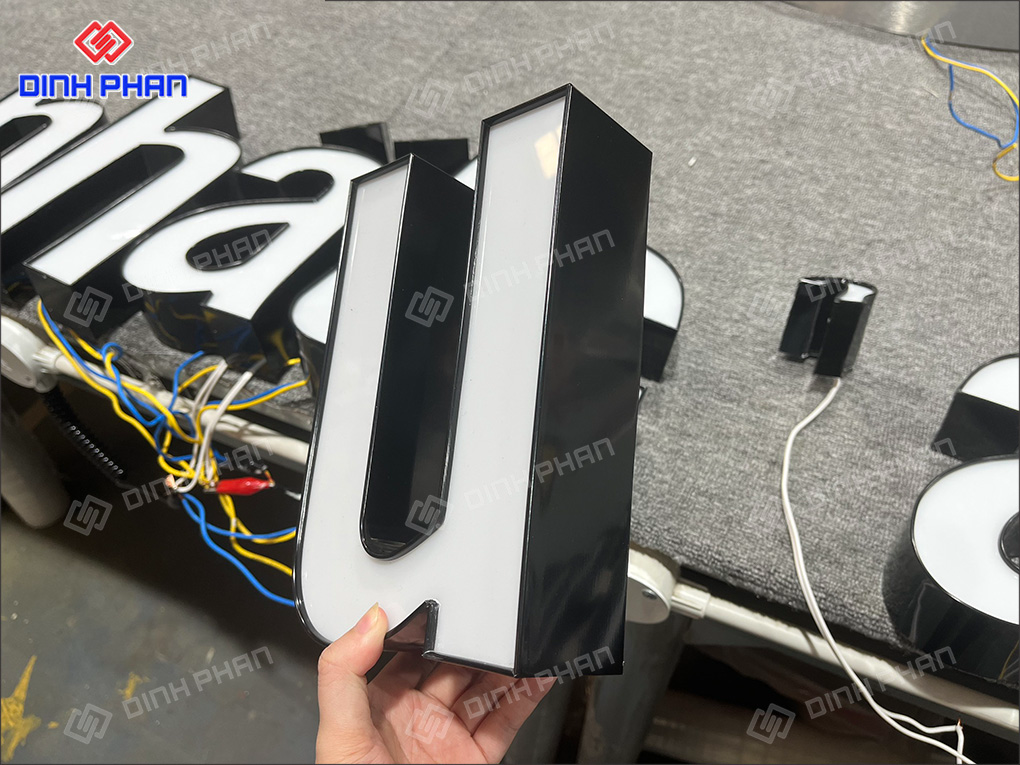 Chữ nhôm có gờ