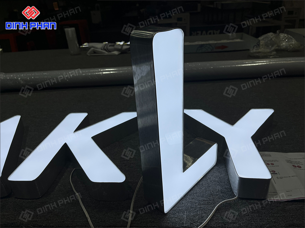 Chữ nhôm có gờ