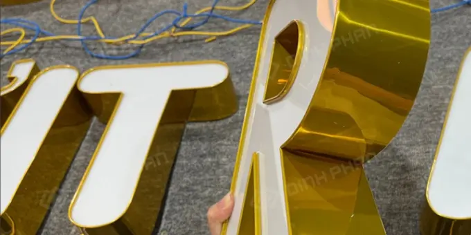 Chữ nhôm vàng gương