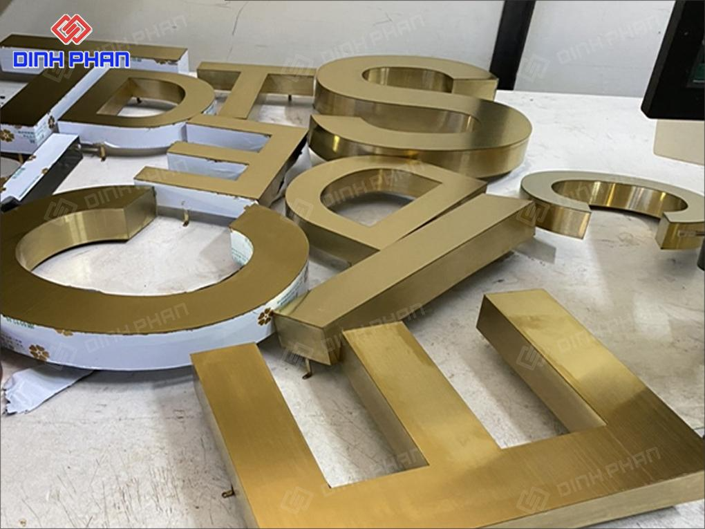 Gáy uốn chữ nhôm vàng xước chất lượng Chữ nhôm vàng xước