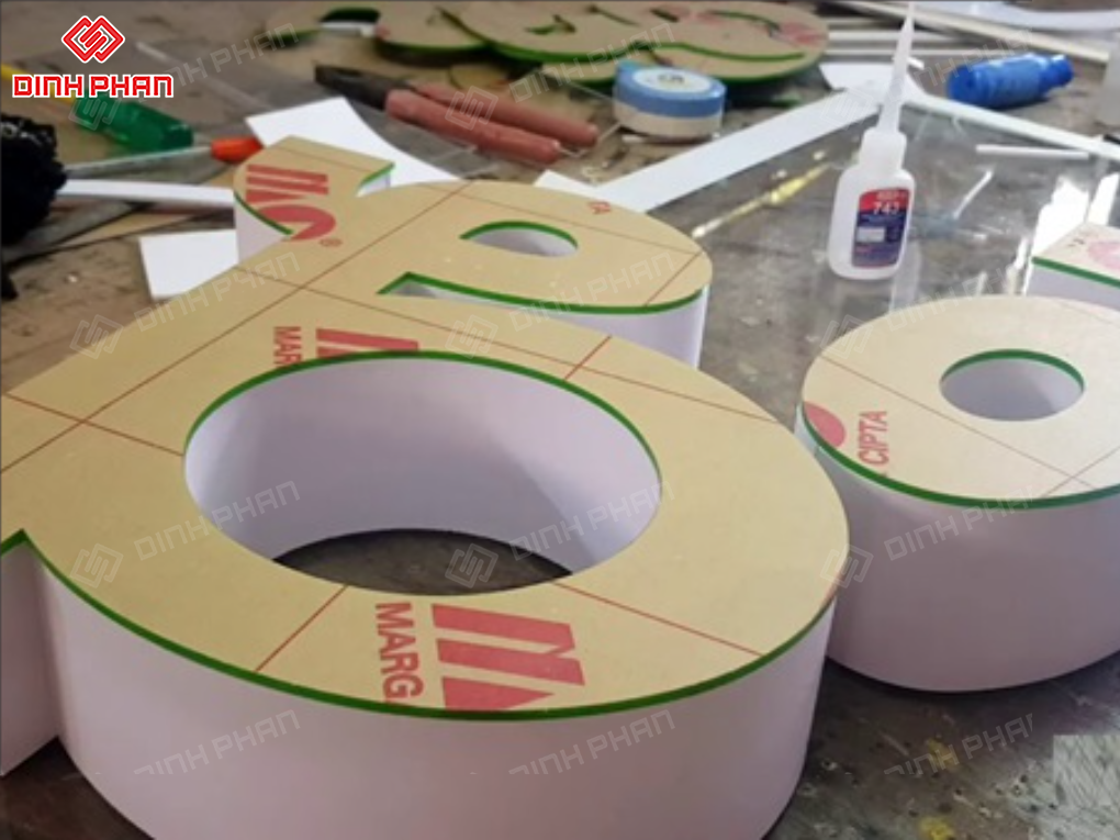 Chữ fomex mặt mica